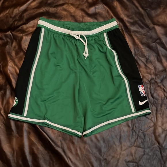 Celtics full uniform plus 2 hats - Picture 9 of 15